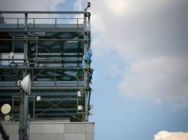 Montaż wielkoformatowej reklamy napinanej z siatki mesh na najwyższym budynku na Śląsku - 125m.