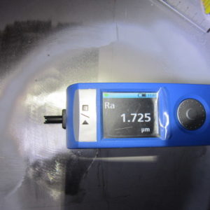 Przykładowe wady powierzchni zbiorników wykryte podczas badań NDT. Po przeprowadzeniu pomiaru chropowatości powierzchni za mocą profilometru, odczytano max wynik Ra = 1.725 µm .