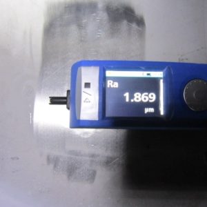 Przykładowe wady powierzchni zbiorników wykryte podczas badań NDT. Po przeprowadzeniu pomiaru chropowatości powierzchni za mocą profilometru, odczytano max wynik Ra = 1.869 µm .