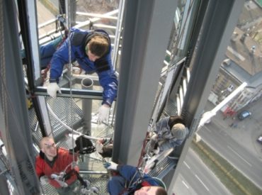 Montaż konstrukcji aluminiowej oraz transport i montaż szyb elewacyjnych na wieżach kościoła o wysokości 70m przy wykorzystaniu technik alpinistycznych.