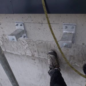 Przygotowanie do montażu strukturalnych punktów asekuracyjnych, do prac z dostępu linowego - montaż konsol stalowych w strukturze betonu attyk.