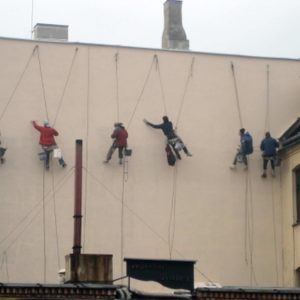 Docieplenie ściany budynku mieszkalnego przy wykorzystaniu technik alpinistycznych.