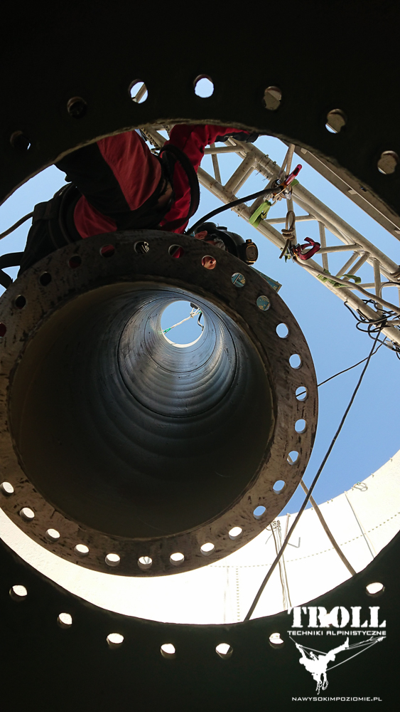Usługi wysokościowe - rewitalizacja wieży ciśnień - montaż słupa wsporczego