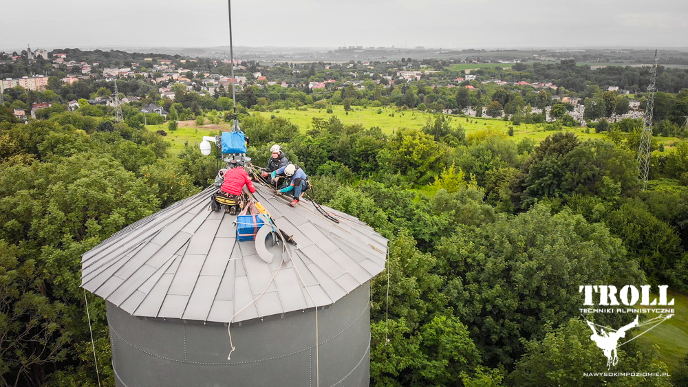 Prace wysokościowe - montaż kamery i szpicy