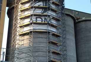 Malowanie logo na ścianie silosa żelbetowego, na wysokości powyżej 20m