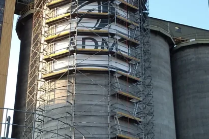 Malowanie logo na ścianie silosa żelbetowego, na wysokości powyżej 20m