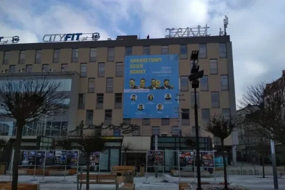 Prace na wysokości - montaż reklamy wielkoformatowej, przy zastosowaniu technik alpinistycznych, na budynku sklepu "Zenit" w Katowicach.