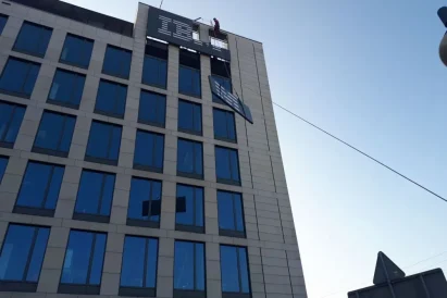 Transport linowy i montaż kasetonu świetlnego