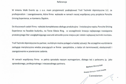 Walk Event Sp. z o.o. Kompleksowa obsługa produkcyjna i instalacja napisu przestrzennego Porsche Driving Experience na fasadzie budynku, na Torze Silesia Ring w Kamieniu Śląskim.