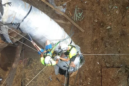 Prace wysokościowe - alpiniści montujący zjeżdżalnie