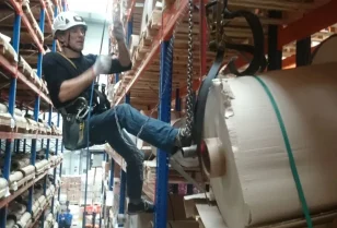 Interwencyjne prace alpinistyczne w magazynie wysokiego składowania