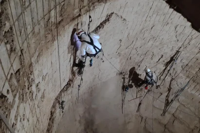 Techniki dostępu linowego - usuwanie nadpieków i nalotów z wewnętrznej powierzchni wieży wymiennika