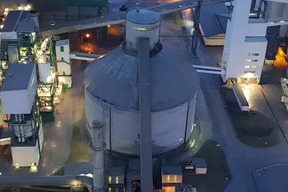 Prace na wysokości - usuwanie nadpieków i nalotów z wewnętrznej powierzchni wieży wymiennika