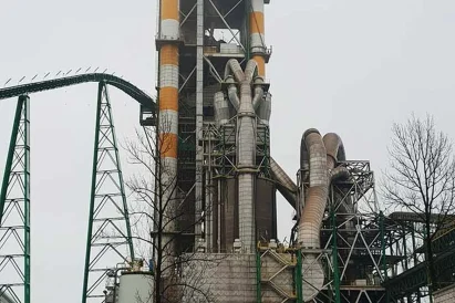 Prace na wysokości -usuwanie nadpieków i nalotów z wewnętrznej powierzchni wieży wymiennika