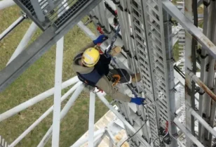 Zakładanie stanowiska do transportu wysokościowego.