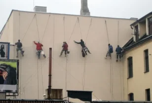 Docieplenie ściany budynku mieszkalnego przy wykorzystaniu technik alpinistycznych.