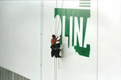 Malowanie loga na elewacji budynku przy wykorzystaniu technik alpinistycznych. Powierzchnia największej z reklam wynosi 115 m2.