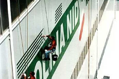Malowanie loga na elewacji budynku przy wykorzystaniu technik alpinistycznych. Powierzchnia największej z reklam wynosi 115 m2.