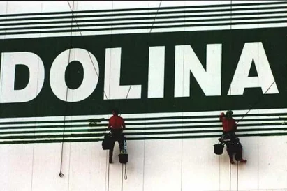 Malowanie loga na elewacji budynku przy wykorzystaniu technik alpinistycznych. Powierzchnia największej z reklam wynosi 115 m2.