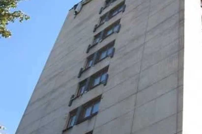 Montaż wielkoformatowej reklamy napinanej przy wykorzystaniu technik alpinistycznych - Katowice
