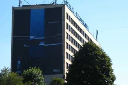 Montaż wielkoformatowej reklamy napinanej przy wykorzystaniu technik alpinistycznych - Katowice