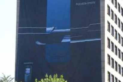 Montaż wielkoformatowej reklamy napinanej przy wykorzystaniu technik alpinistycznych - Katowice