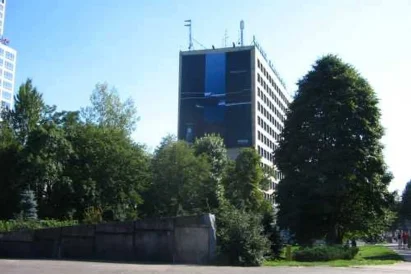 Montaż wielkoformatowej reklamy napinanej przy wykorzystaniu technik alpinistycznych - Katowice