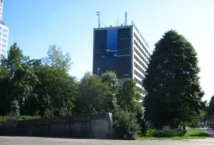 Montaż wielkoformatowej reklamy napinanej przy wykorzystaniu technik alpinistycznych.