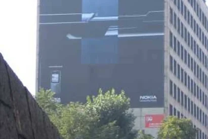 Montaż wielkoformatowej reklamy napinanej przy wykorzystaniu technik alpinistycznych - Katowice
