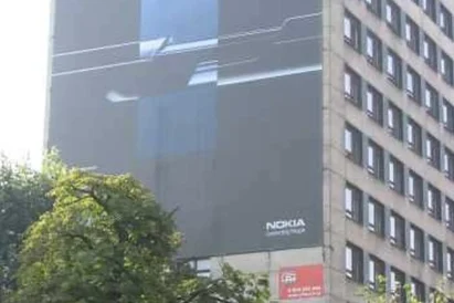 Montaż wielkoformatowej reklamy napinanej przy wykorzystaniu technik alpinistycznych - Katowice