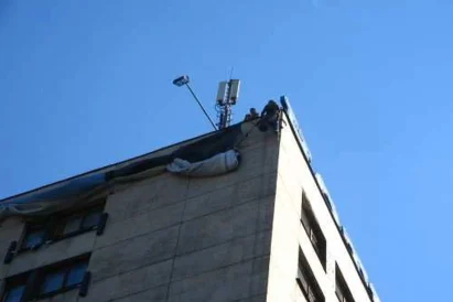 Montaż wielkoformatowej reklamy napinanej przy wykorzystaniu technik alpinistycznych - Katowice