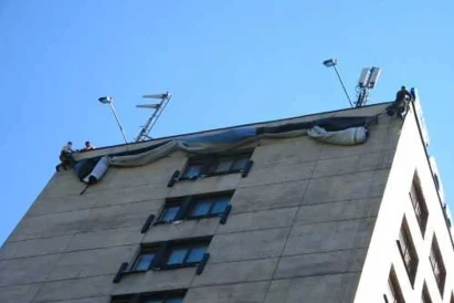 Montaż wielkoformatowej reklamy napinanej przy wykorzystaniu technik alpinistycznych - Katowice