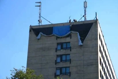 Montaż wielkoformatowej reklamy napinanej przy wykorzystaniu technik alpinistycznych - Katowice