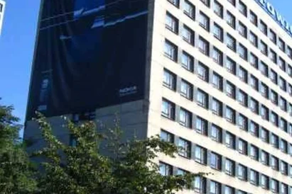 Montaż wielkoformatowej reklamy napinanej przy wykorzystaniu technik alpinistycznych - Katowice