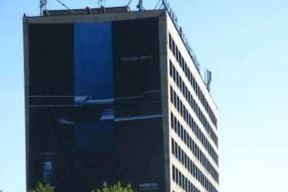 Montaż wielkoformatowej reklamy napinanej przy wykorzystaniu technik alpinistycznych - Katowice
