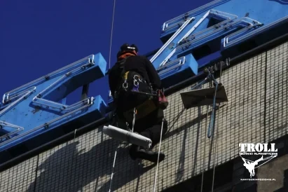 Prace naprawcze elewacji - wymiana obróbek blacharskich - Troll Techniki Alpinistyczne Katowice