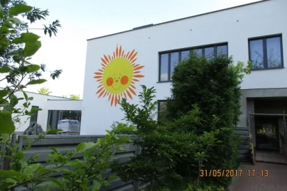 Malowanie logo "słoneczko" na elewacji przedszkola w Sosnowcu