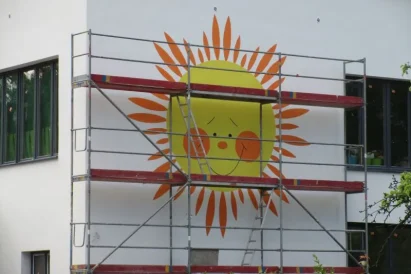 Malowanie logo "słoneczko" na elewacji przedszkola w Sosnowcu