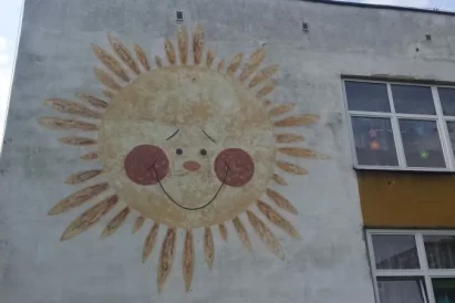 Malowanie logo "słoneczko" na elewacji przedszkola w Sosnowcu