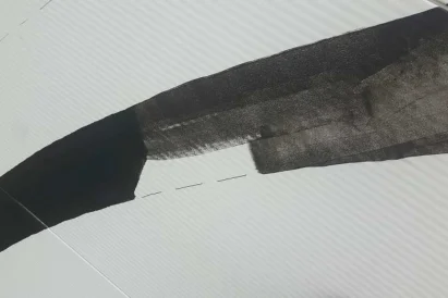 Malowanie logo przy użyciu technik alpinistycznych.