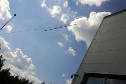 Transport wysokościowy elementów instalacji oświetleniowej.