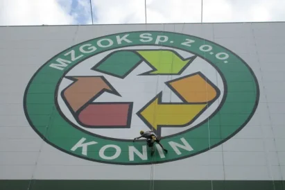 Malowanie logo przy użyciu technik alpinistycznych. Ostatnie pociągnięcia pędzlem.