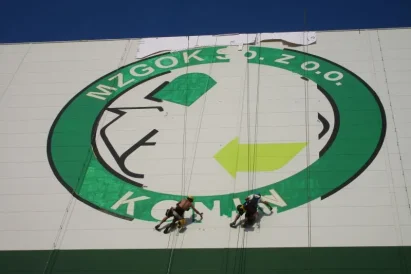 Malowanie logo przy użyciu technik alpinistycznych.