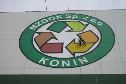 Malowanie logo przy użyciu technik alpinistycznych. Ostatnie pociągnięcia pędzlem.
