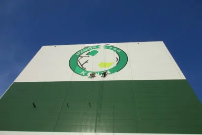 Malowanie logo przy użyciu technik alpinistycznych.