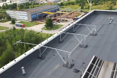 Montaż wysięgników o długości 7mb bez kotwienia w połać dachu.