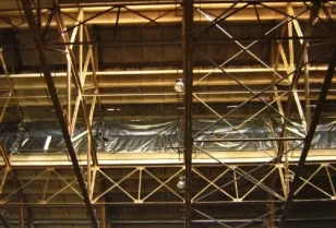 Prace na wysokości - montaż siatek folii zabezpieczających