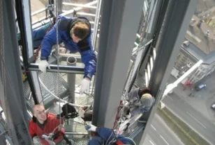 Montaż konstrukcji aluminiowej oraz transport i montaż szyb elewacyjnych na wieżach kościoła o wysokości 70m przy wykorzystaniu technik alpinistycznych.