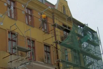 Montaż konstrukcji nośnej oraz reklamy napinanej z siatki mesh.