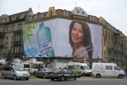 Montaż konstrukcji nośnej oraz reklamy napinanej z siatki mesh.